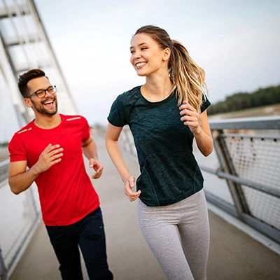 wei junge Personen am Laufen