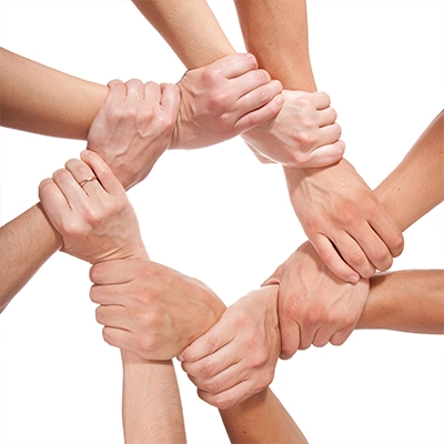 Kreis aus sich haltenden Händen